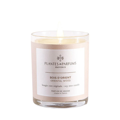 Perfumed Candle - Oriental Wood - The East in all its magnificence. Powerful and secret, notes of citrus, patchouli and rose are rekindled by notes of vanilla and musk to create an intense and noble scent.

Our candles are hand poured in our workshops, made from 100% soy wax without paraffin and 100% natural cotton wicks.

Made in Provence.
Combustion time of about 40 hours.

Olfactory Pyramid

pyramide olfactive

Head: Orange / Rosemary / Bergamot
Heart: Geranium / Patchouli / Pink
Base: Musk / Tonka beans / Vanilla

A Natural & Artisanal Candle

Plantes & Parfums manufactures its candles according to a respectful and artisanal method of craftsmanship. Each of our scented candles has its own character, with one never quite alike another.

The wax we use in our creations is 100% soy wax and rigorously selected for its quality of combustion and diffusion. It is firstly heated, then carefully mixed and combined with Grasse perfumes.

Each candle is then hand-filled one by one. The wicks, braided in natural, lead-free cotton, are then placed at the bottom of the candle glass.